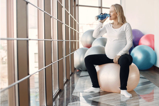 Mujer embarazada realizando actividades fisicas