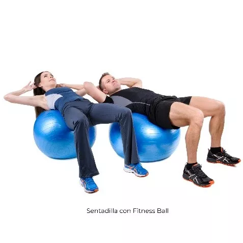 Mujer y hombre entrenando sobre unas fitness balls